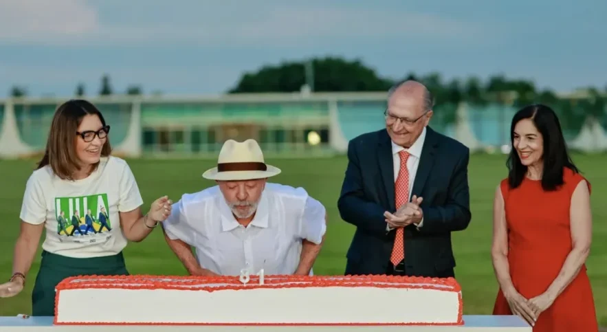 Lula apaga as velas durante comemoração de aniversário após reeleição