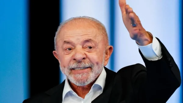Lula vira em Minas Gerais, mantém tradição eleitoral e vence Flávio Bolsonaro no estado