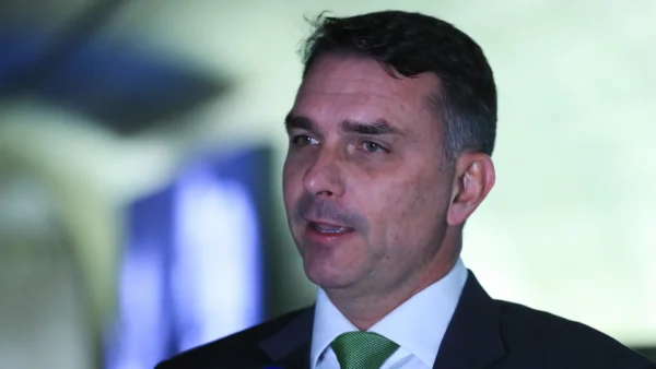 Morador relata ter visto Flávio Bolsonaro deixar condomínio nesta terça
