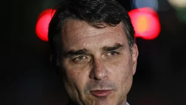 Flávio Bolsonaro chega aos EUA hoje após aliados divulgarem informações falsas sobre fuga