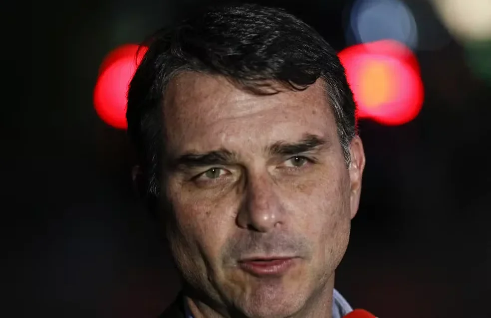 Flávio Bolsonaro chega aos EUA hoje após aliados divulgarem informações falsas sobre fuga