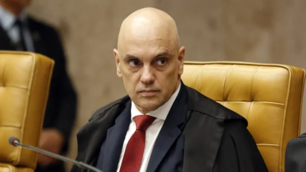 Alexandre de Moraes se pronuncia após cancelamento dos passaportes e saída do país de Flávio Bolsonaro