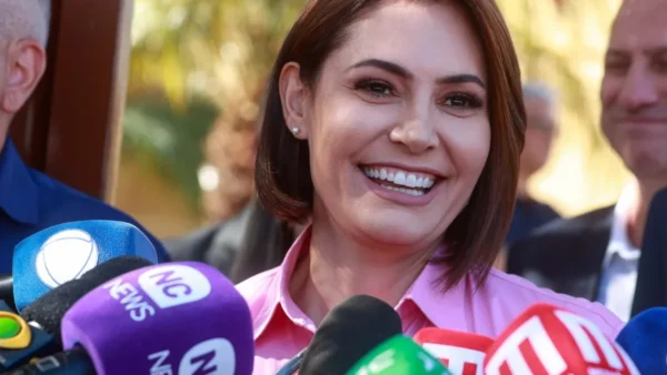 Michelle chama Bolsonaro de líder e afirma que marido não procura culpados após derrota