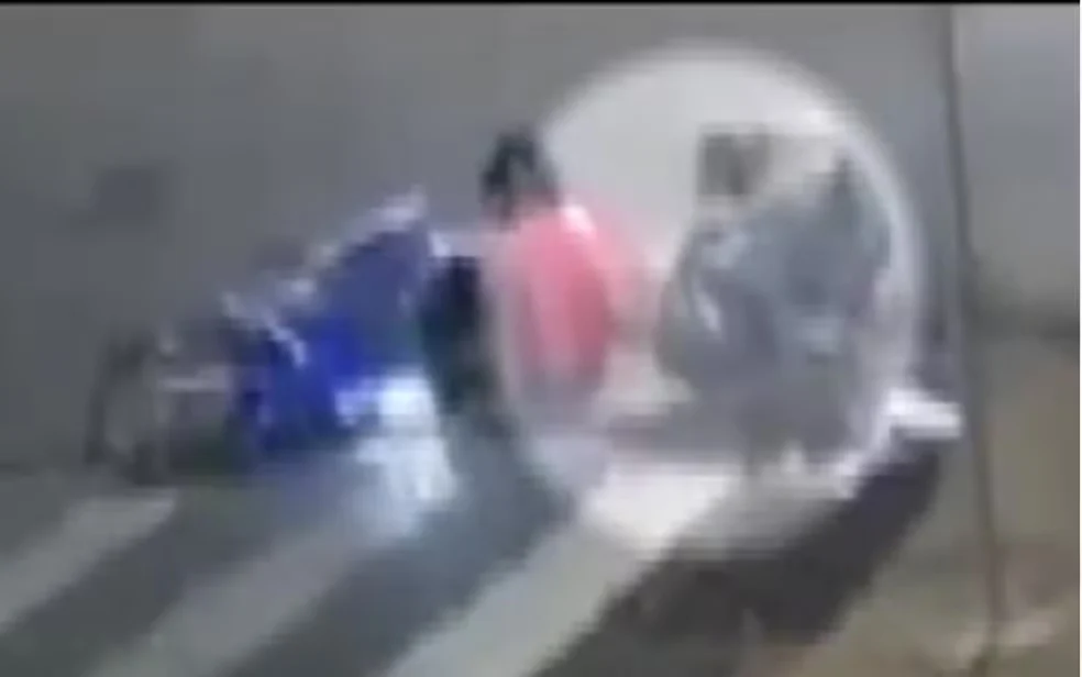 VÍDEO: Homem aproveita queda de motociclista para furtar R$ 150 durante falsa ajuda em SP