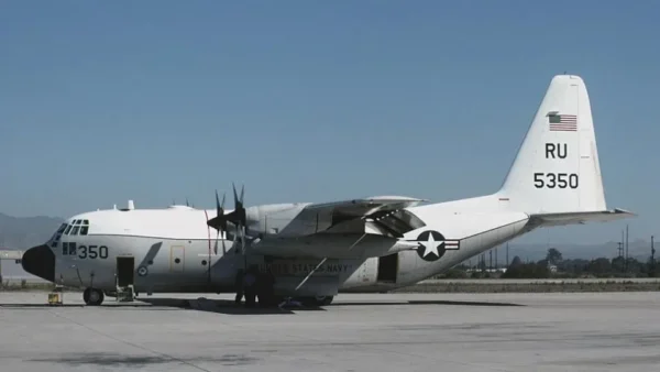 Avião militar dos EUA pousa no Rio e levanta dúvidas sobre missão no Brasil