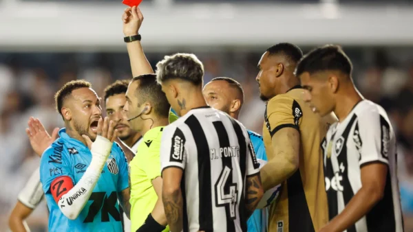 VÍDEO: Neymar é expulso pela Lei Vini Jr., mas Santos busca empate com Bahia sob temporal