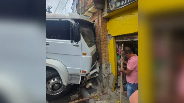 Caminhão desgovernado invade relojoaria e atropela idoso de 72 anos em BH