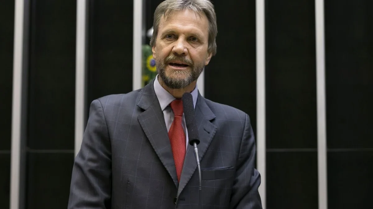 Deputados do PT apresentam projeto com pena de até 6 anos por discriminação política