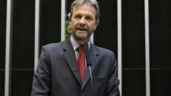 Deputados do PT apresentam projeto com pena de até 6 anos por discriminação política