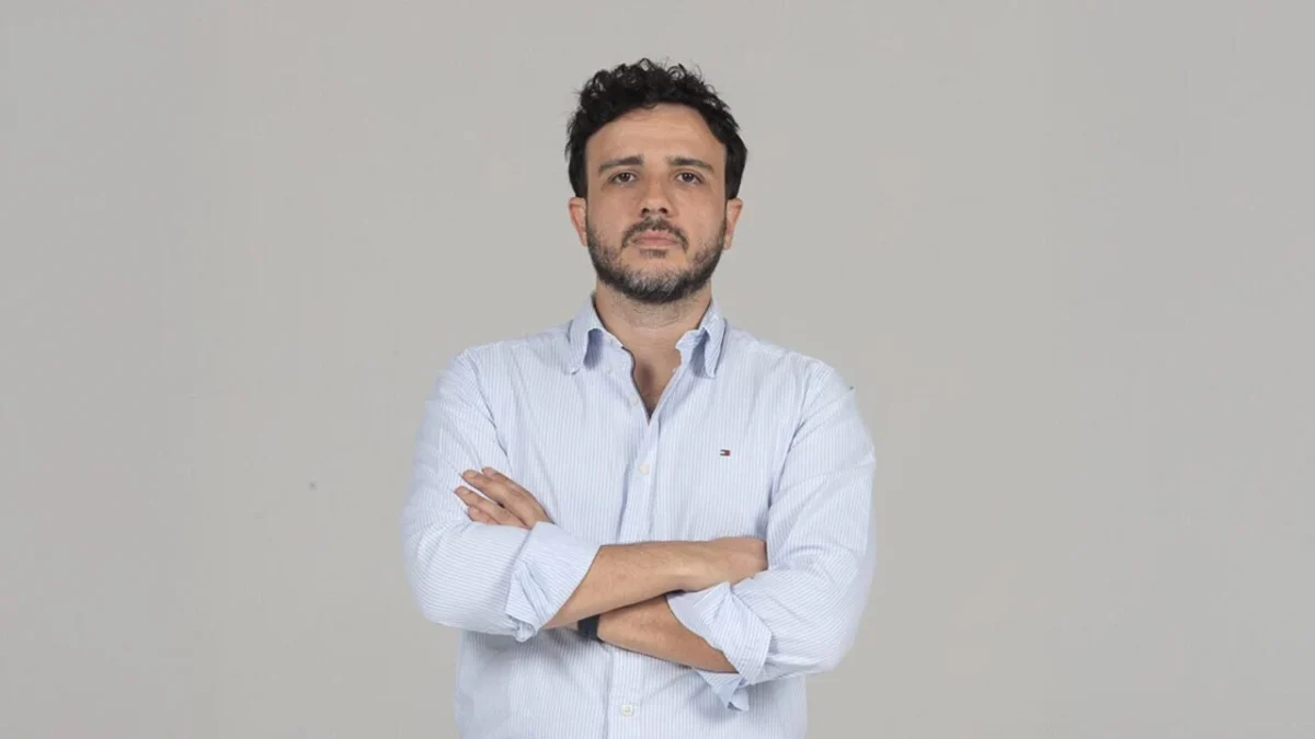 Renan Santos chama governo paralelo de Flávio Bolsonaro de “oposição EAD” e diz que Brasil não ganha nada com ela