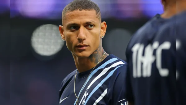 Richarlison é condenado a pagar multa de R$ 2,8 mil por avançar sinal vermelho em Londres
