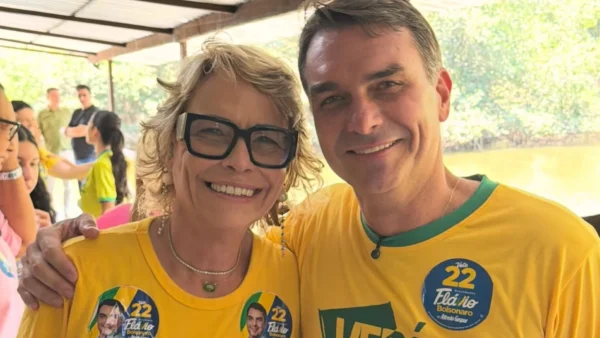 Mãe de Flávio Bolsonaro faz desabafo após fuga do filho para os EUA; veja o que ela disse