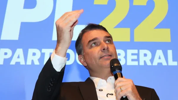 Flávio Bolsonaro desiste de pedir anulação da eleição presidencial