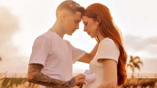 Soso Careca, 18, revela gravidez de 3 meses com MC Paiva, 23