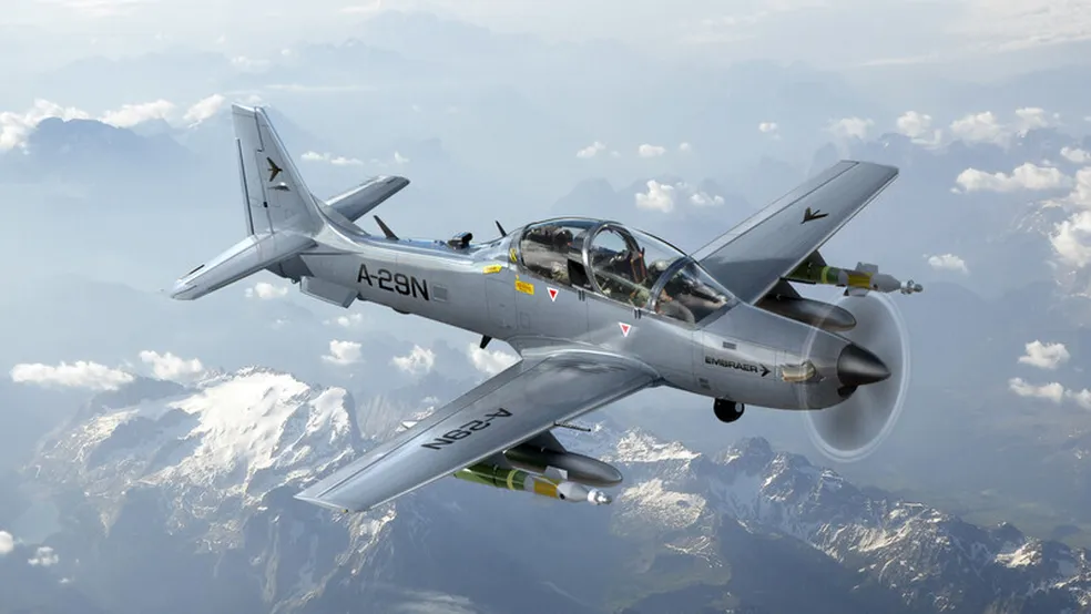 Caça A-29 da FAB intercepta avião suspeito vindo da Bolívia
