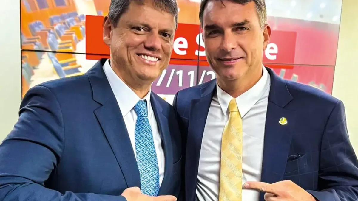 Tarcísio contraria Flávio Bolsonaro e defende respeito ao resultado das urnas