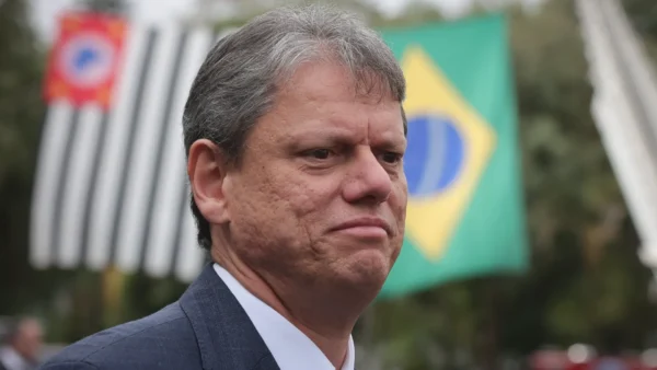 Tarcísio rompe silêncio após vitória de Lula e sai em defesa de Flávio Bolsonaro