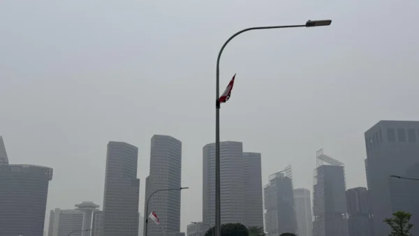 Fumaça sufoca Singapura e faz corredores transformarem shoppings em pistas de corrida