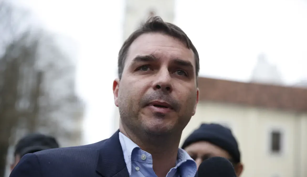 Flávio Bolsonaro terá Green Card americano? Entenda os planos de Trump para o senador nos EUA