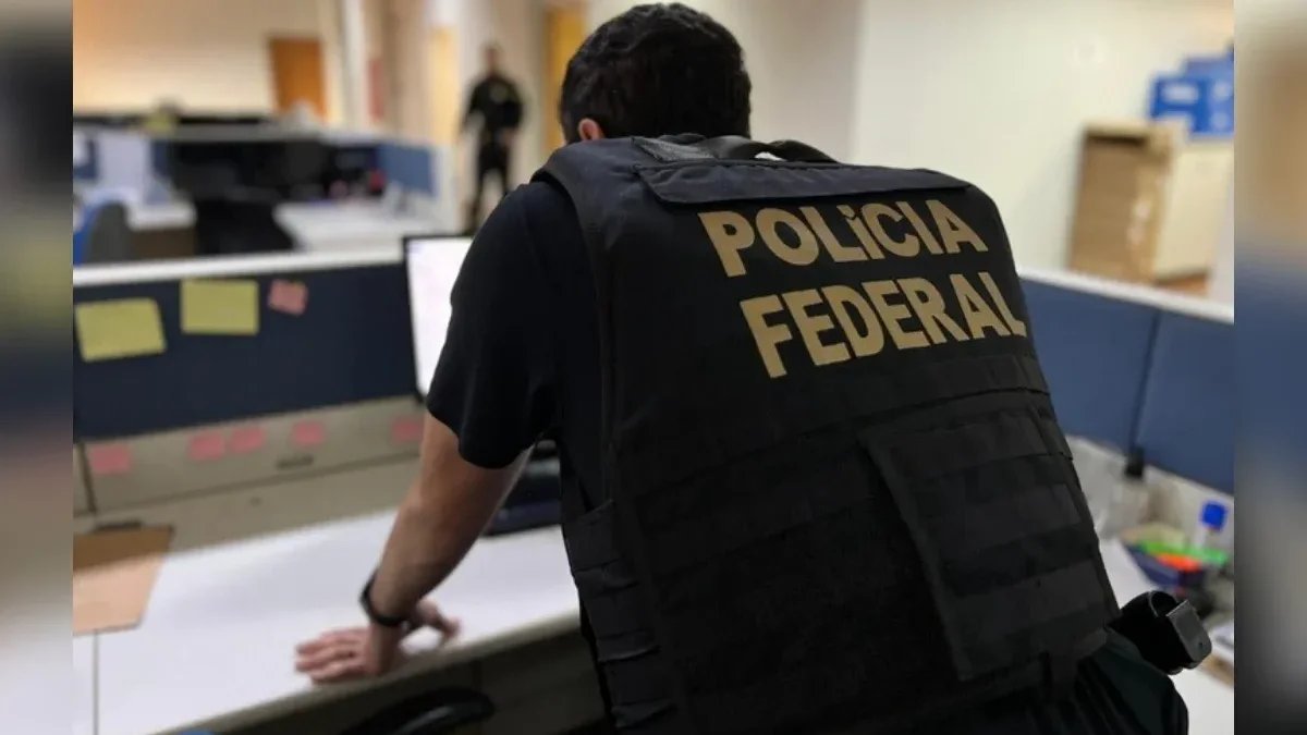 PF investiga se Flávio Bolsonaro fugiu à Argentina antes do STF