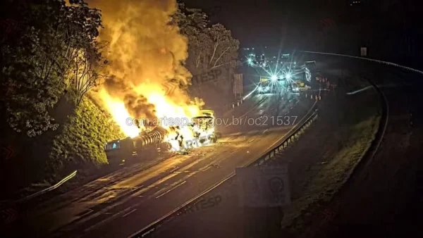 Carretas pegam fogo após colisão, e Rodoanel é interditado em SP