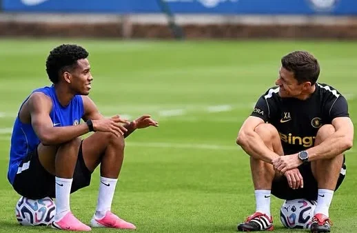 Xabi Alonso explica por que Estêvão joga pouco no Chelsea e descarta empréstimo